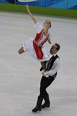 Nóra Hoffmann e Maxim Zavozin em dança no gelo