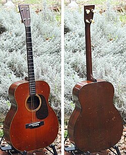 Músicos utilizando instrumentos de cordas