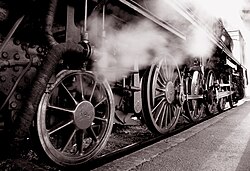 Detalhe do mecanismo de tração de uma locomotiva a vapor
