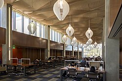 Interior da biblioteca da UCSB