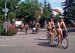 Grupo de ciclistas em um passeio