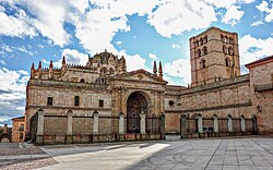 Detalhes arquitetônicos de uma igreja românica em Zamora