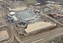 Vista aérea do Mall of America mostrando sua forma quadrada e estacionamentos