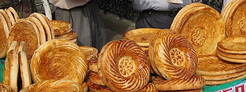 Sambusa e Manti em uma mesa tajique