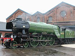 Locomotiva de grande porte em exposição