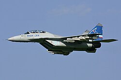 Modelo do MiG-35 apresentado em feira aérea