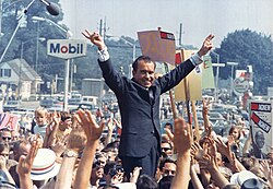 Nixon cercado por uma multidão de apoiadores na Pensilvânia, com os braços estendidos.