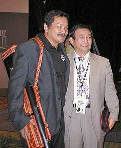 Efren Reyes posando ao lado de um fã