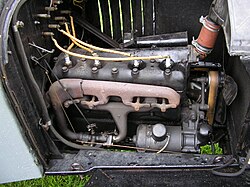 Motor de quatro cilindros em linha montando em um veículo