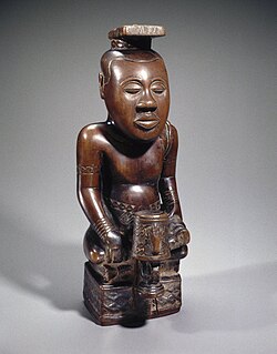 Detalhe de obra em metal ou terracota