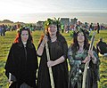 Traje tradicional lituano com coroa