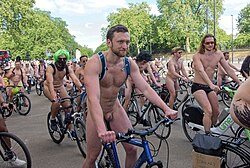 Grande grupo de ciclistas nus e seminus