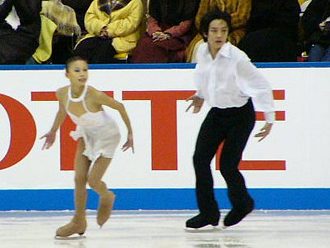 Ding Yang e Ren Zhongfei patinando em pares