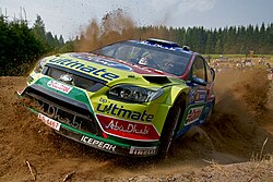 Piloto de corrida com equipamento de segurança